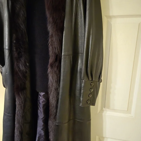 Luxurious Black Leather Trench Coat with Fur Trim - Picture 3 of 6